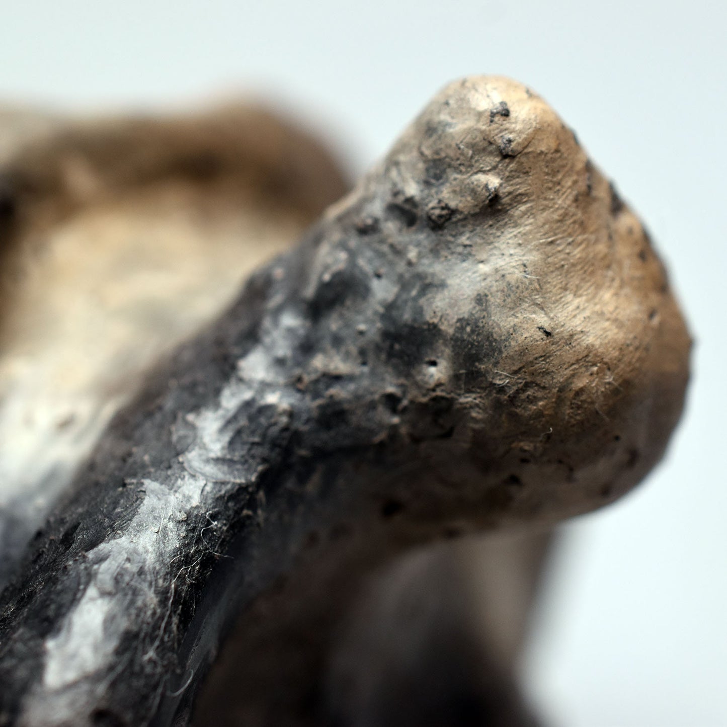 Harmonische weibliche Schneckenfigur aus Ton und im Rauchbrand geboren – Meditative Kunstskulptur für Dein Zuhause