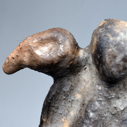 Handgefertigter Rückfluss-Räucherkegelhalter aus Ton - Die keltische Göttin Morrigan - Göttin der Finsternis - im Rauchbrand vollendet