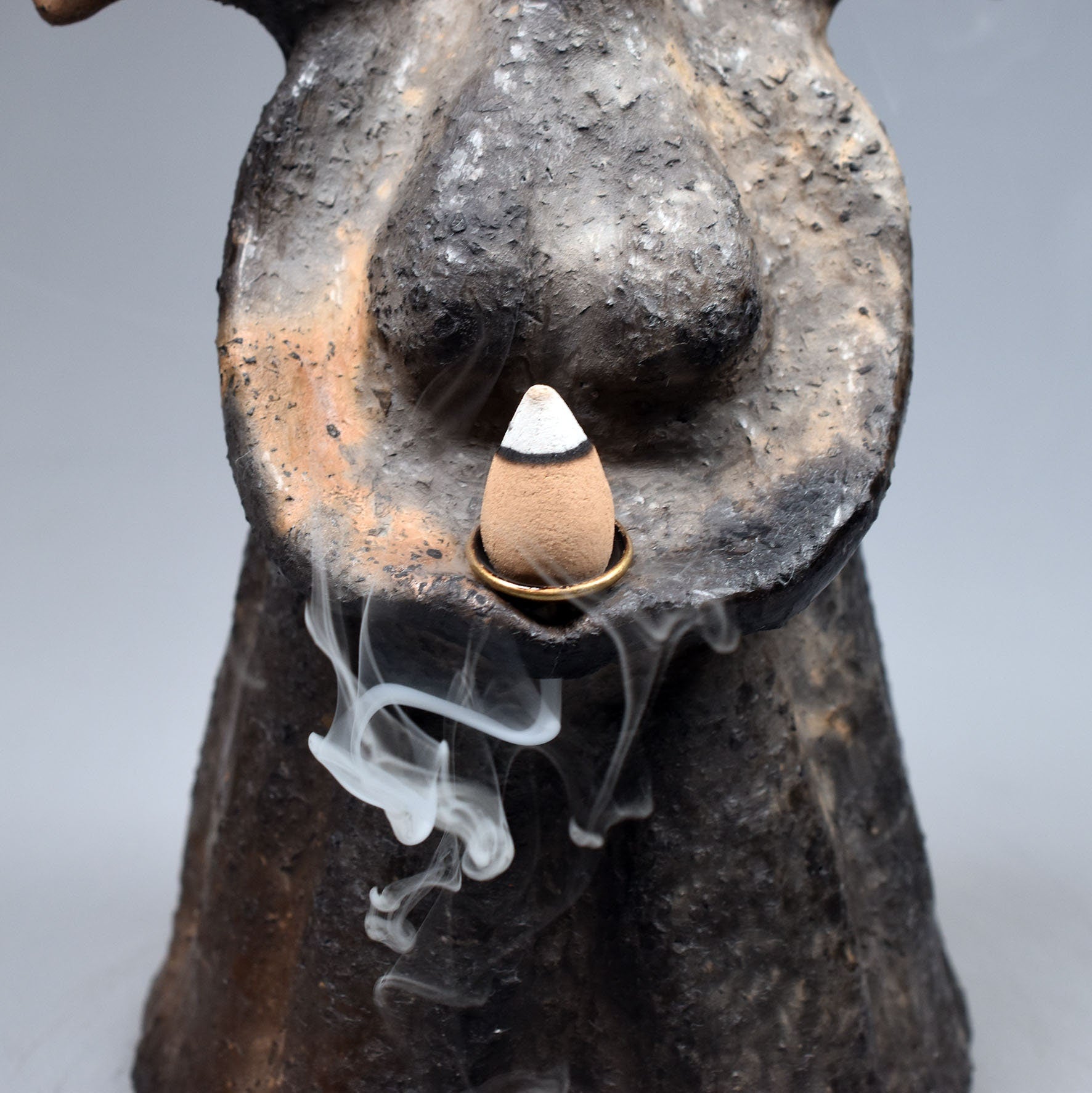 Handgefertigter Rückfluss-Räucherkegelhalter aus Ton - Die keltische Göttin Morrigan - Göttin der Finsternis - im Rauchbrand vollendet