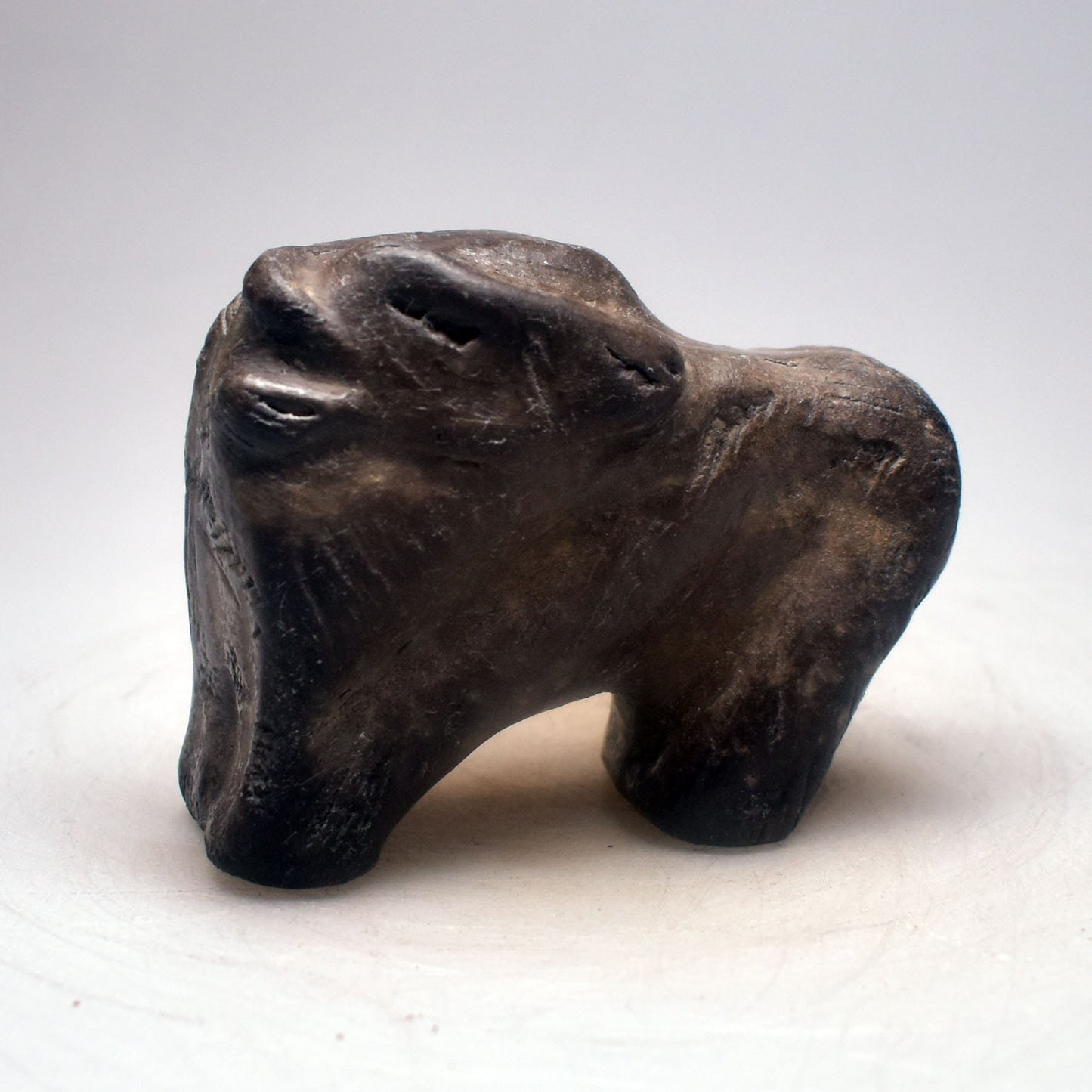 Prähistorisch inspirierte Bison Skulptur– Höhlenmalerei Replik aus Naturton und im Rauchbrand geboren