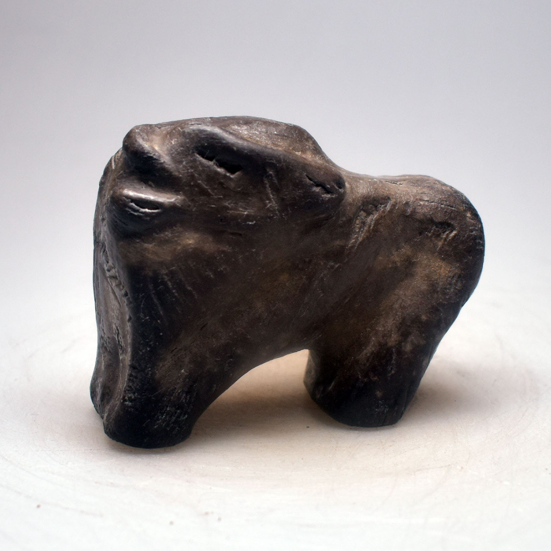 Prähistorisch inspirierte Bison Skulptur– Höhlenmalerei Replik aus Naturton und im Rauchbrand geboren