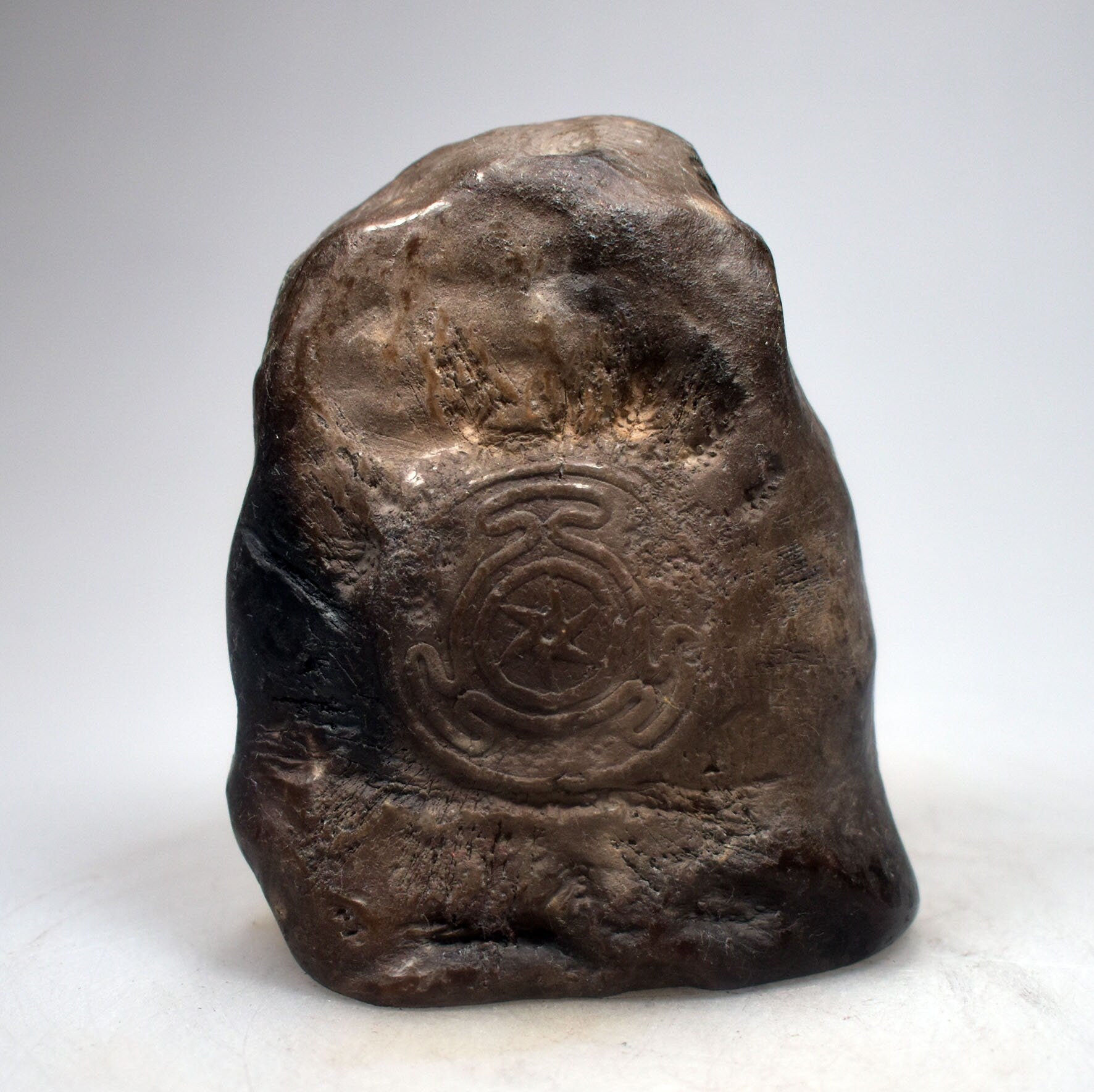 Hekate's Wheel Relief aus Ton - im Rauchbrand gefärbt - magische Altar Dekoration - Unikat