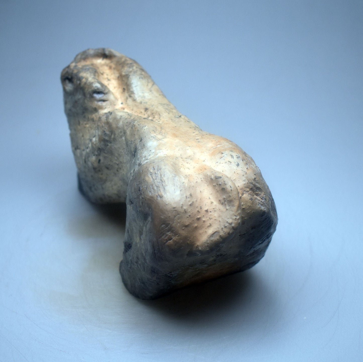 Prähistorisch inspirierte Bison Skulptur– Höhlenmalerei Replik aus Naturton und im Rauchbrand geboren