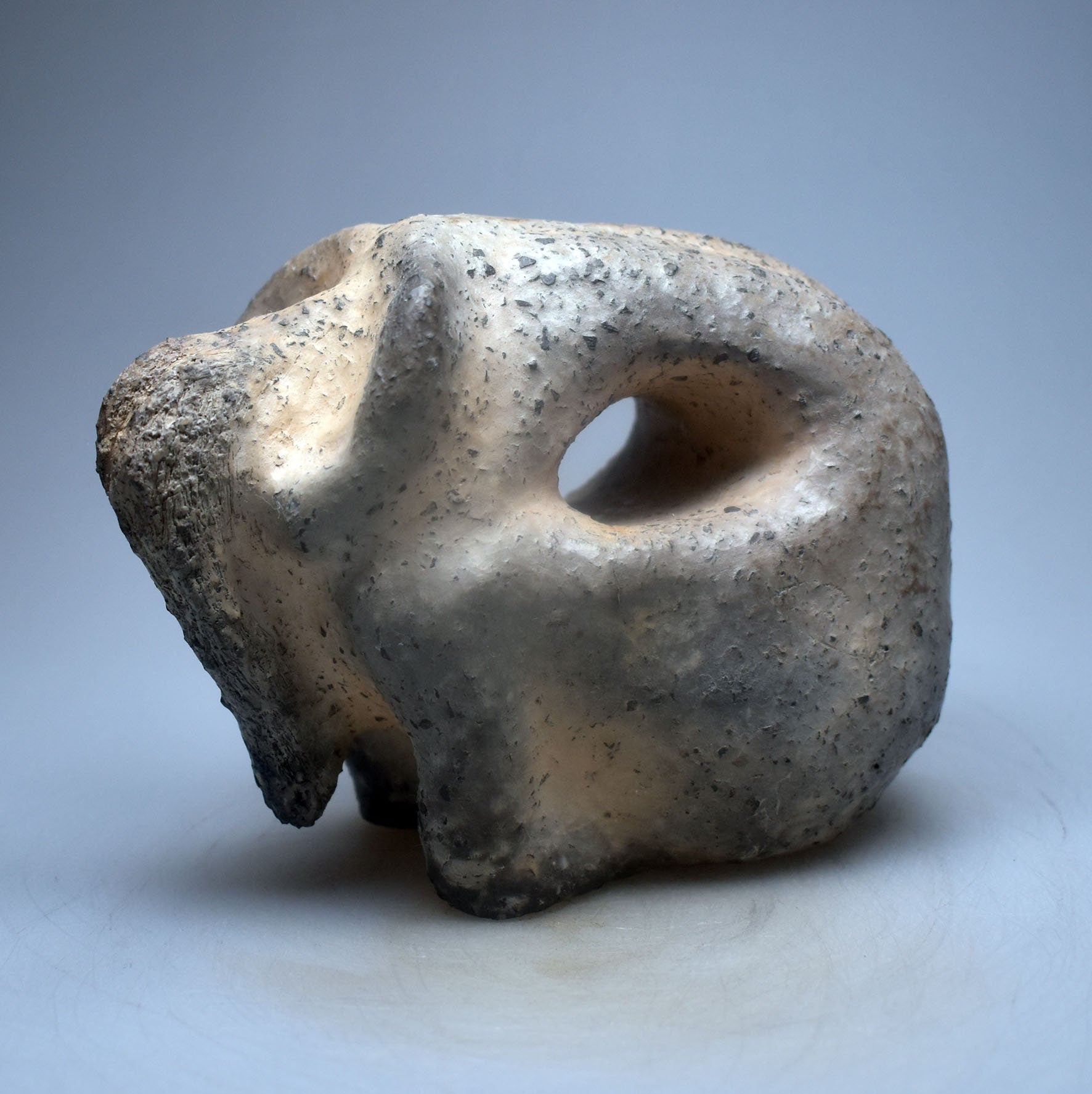 Handgefertigte prähistorisch inspirierte Skulptur - Spirituelle Dekoration aus Ton im Rauchbrand vollendet - individuelles Wohnambiente