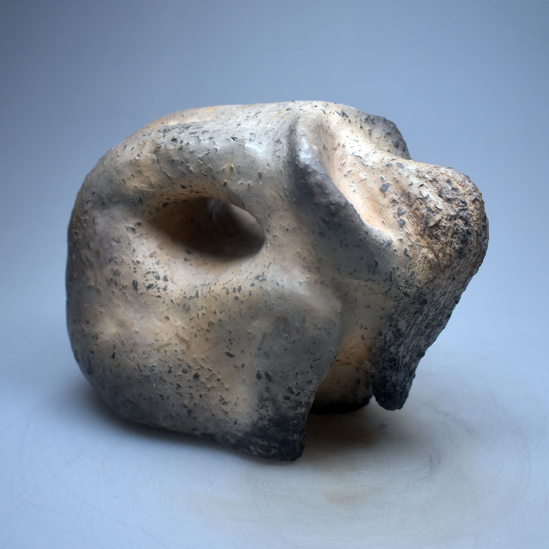 Handgefertigte prähistorisch inspirierte Skulptur - Spirituelle Dekoration aus Ton im Rauchbrand vollendet - individuelles Wohnambiente