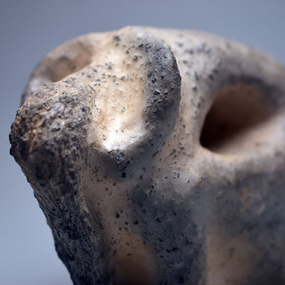 Handgefertigte prähistorisch inspirierte Skulptur - Spirituelle Dekoration aus Ton im Rauchbrand vollendet - individuelles Wohnambiente