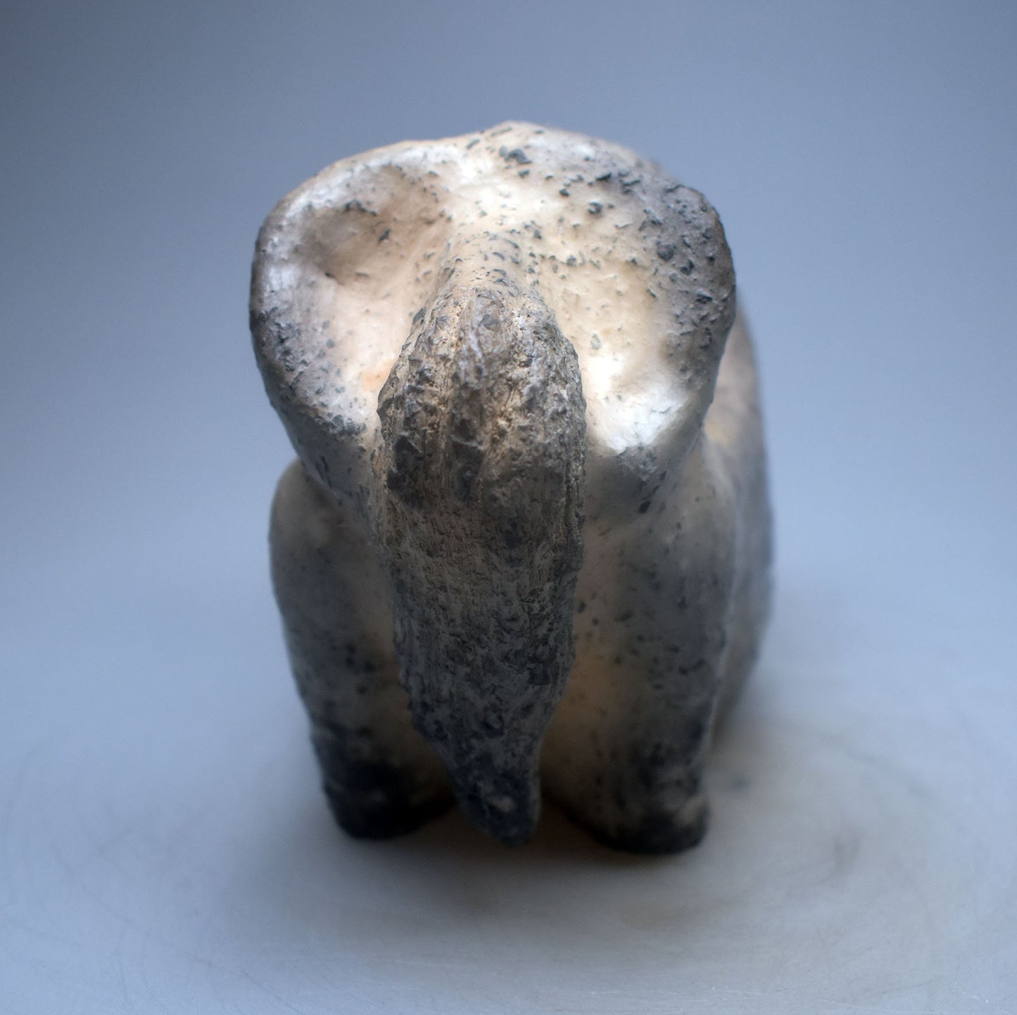 Handgefertigte prähistorisch inspirierte Skulptur - Spirituelle Dekoration aus Ton im Rauchbrand vollendet - individuelles Wohnambiente