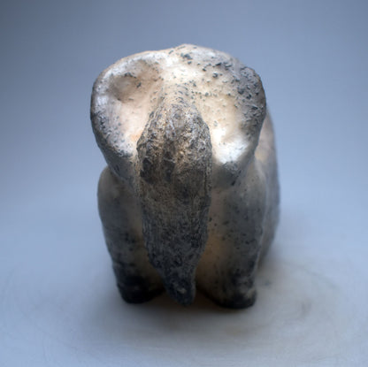 Handgefertigte prähistorisch inspirierte Skulptur - Spirituelle Dekoration aus Ton im Rauchbrand vollendet - individuelles Wohnambiente