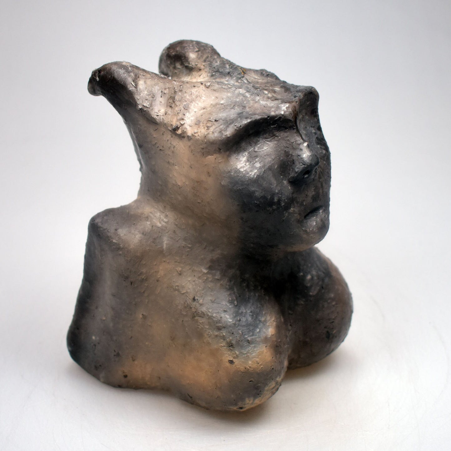 Die keltische Göttin Morrigan - Göttin der Finsternis - handgefertigt aus Ton und im Rauchbrand vollendet