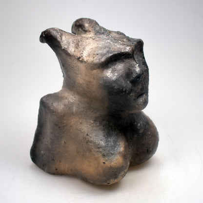 Die keltische Göttin Morrigan - Göttin der Finsternis - handgefertigt aus Ton und im Rauchbrand vollendet