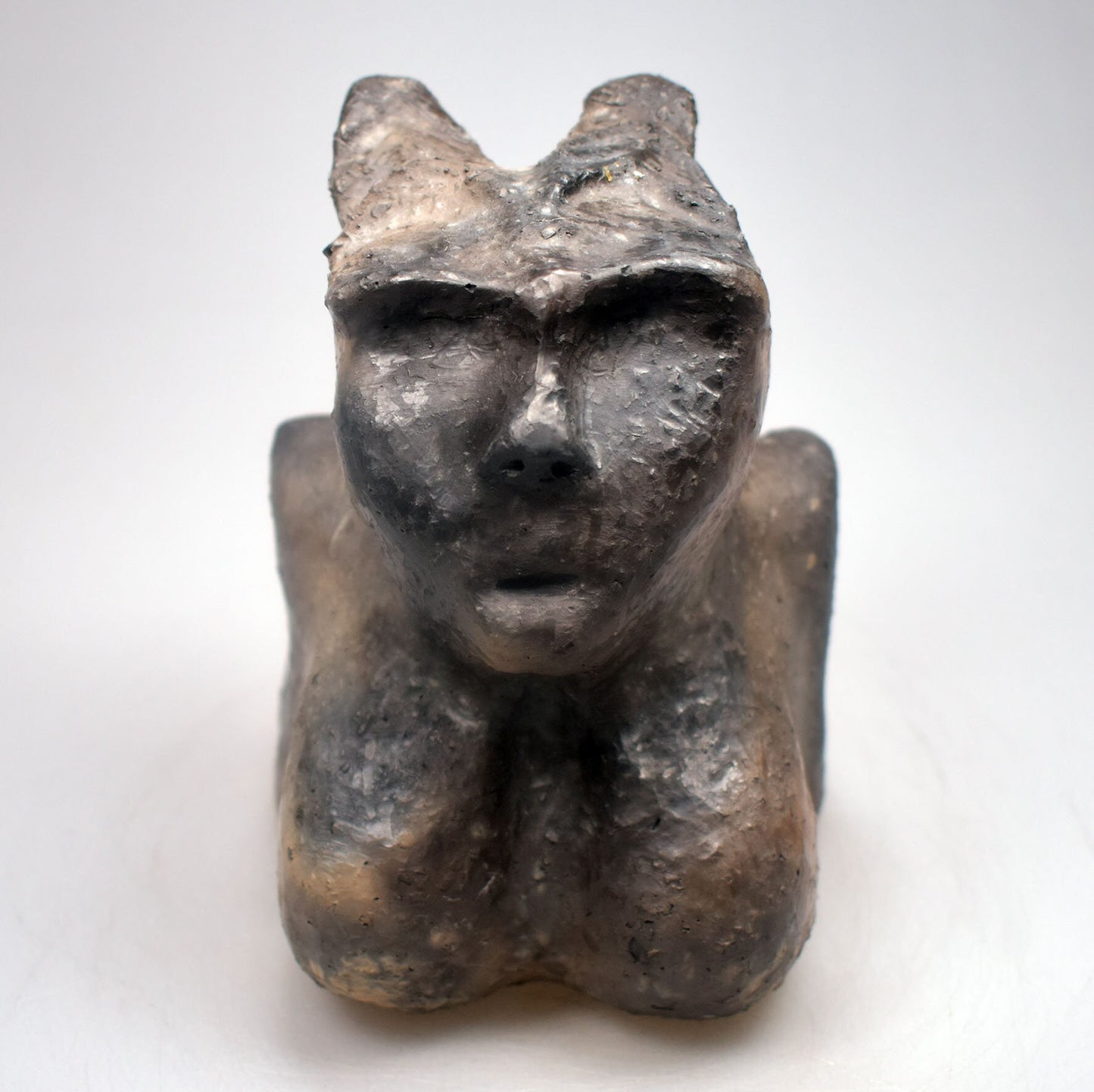 Die keltische Göttin Morrigan - Göttin der Finsternis - handgefertigt aus Ton und im Rauchbrand vollendet