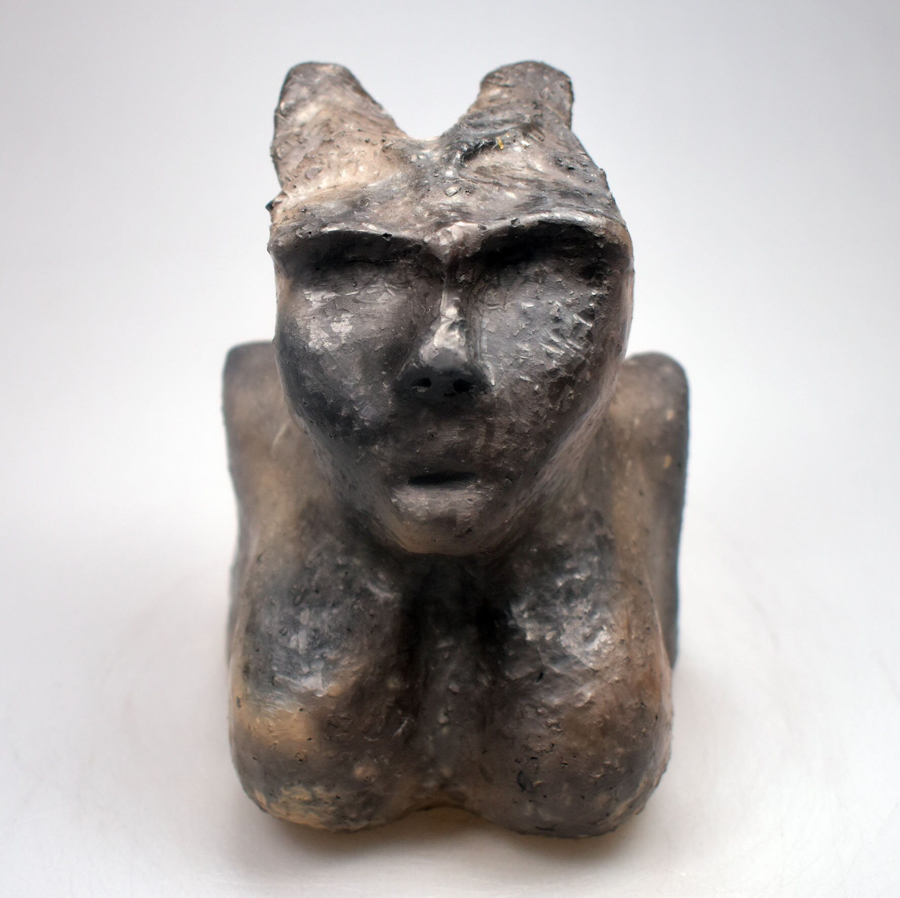 Die keltische Göttin Morrigan - Göttin der Finsternis - handgefertigt aus Ton und im Rauchbrand vollendet