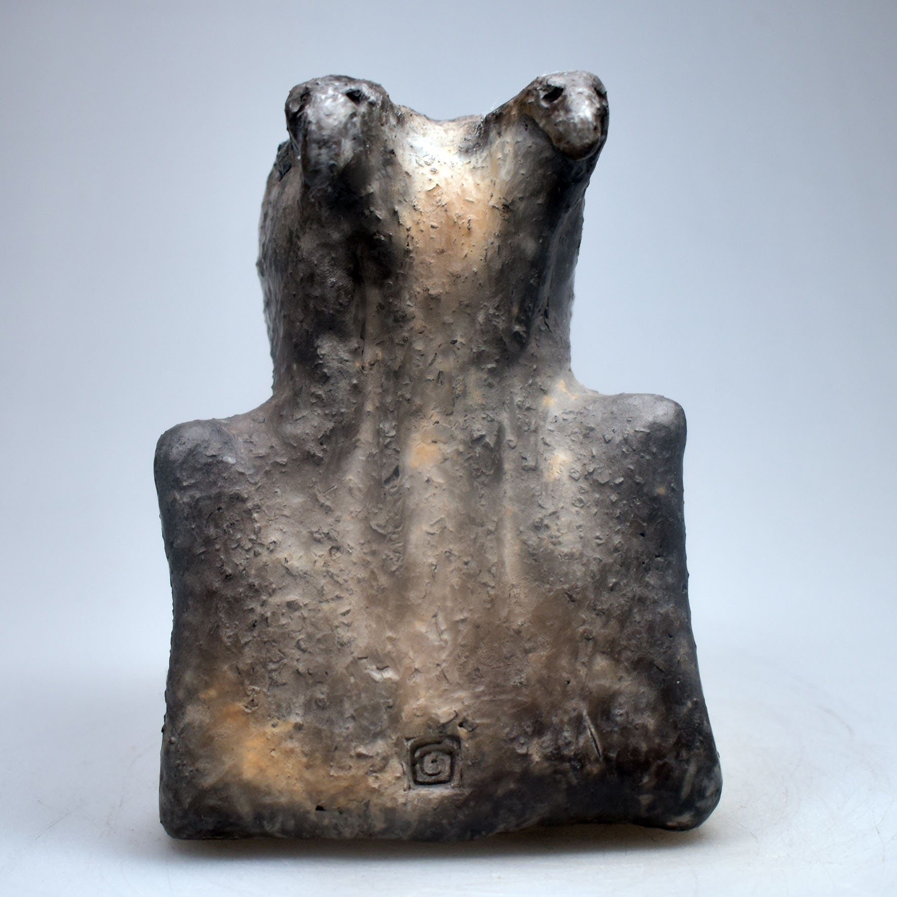 Die keltische Göttin Morrigan - Göttin der Finsternis - handgefertigt aus Ton und im Rauchbrand vollendet