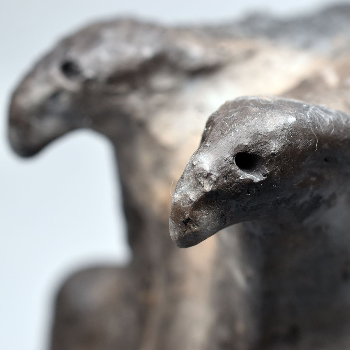 Die keltische Göttin Morrigan - Göttin der Finsternis - handgefertigt aus Ton und im Rauchbrand vollendet