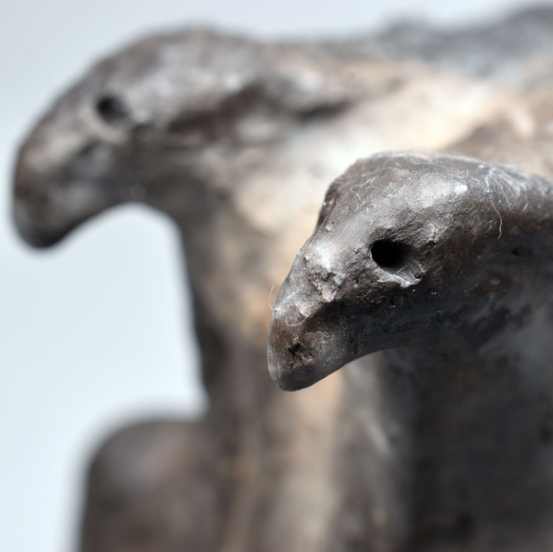 Die keltische Göttin Morrigan - Göttin der Finsternis - handgefertigt aus Ton und im Rauchbrand vollendet