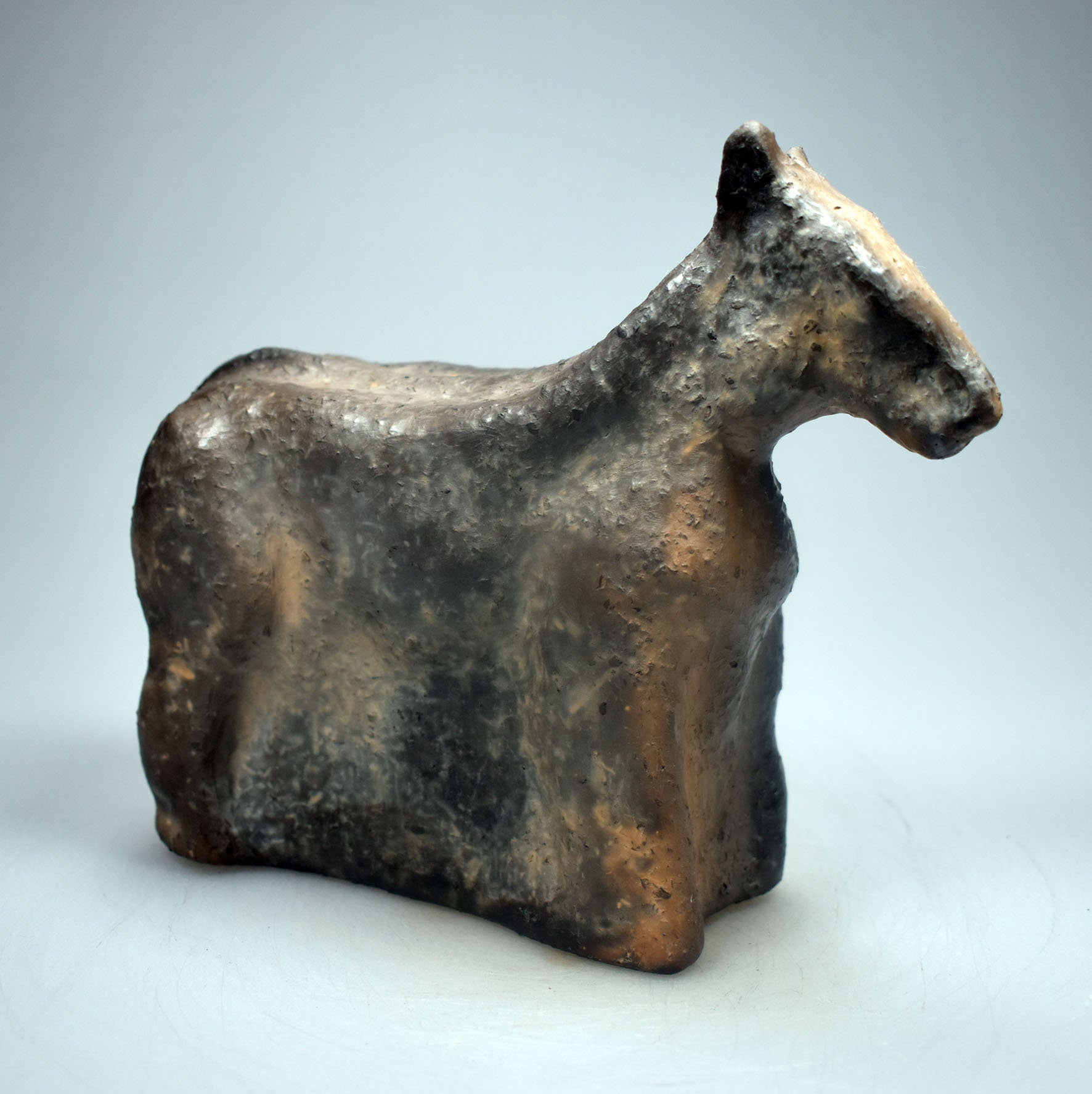 Magische Ton Skulptur Pferd - mystisch im Rauchbrand gefärbt - Dein Krafttier für Schutz und Spiritualität