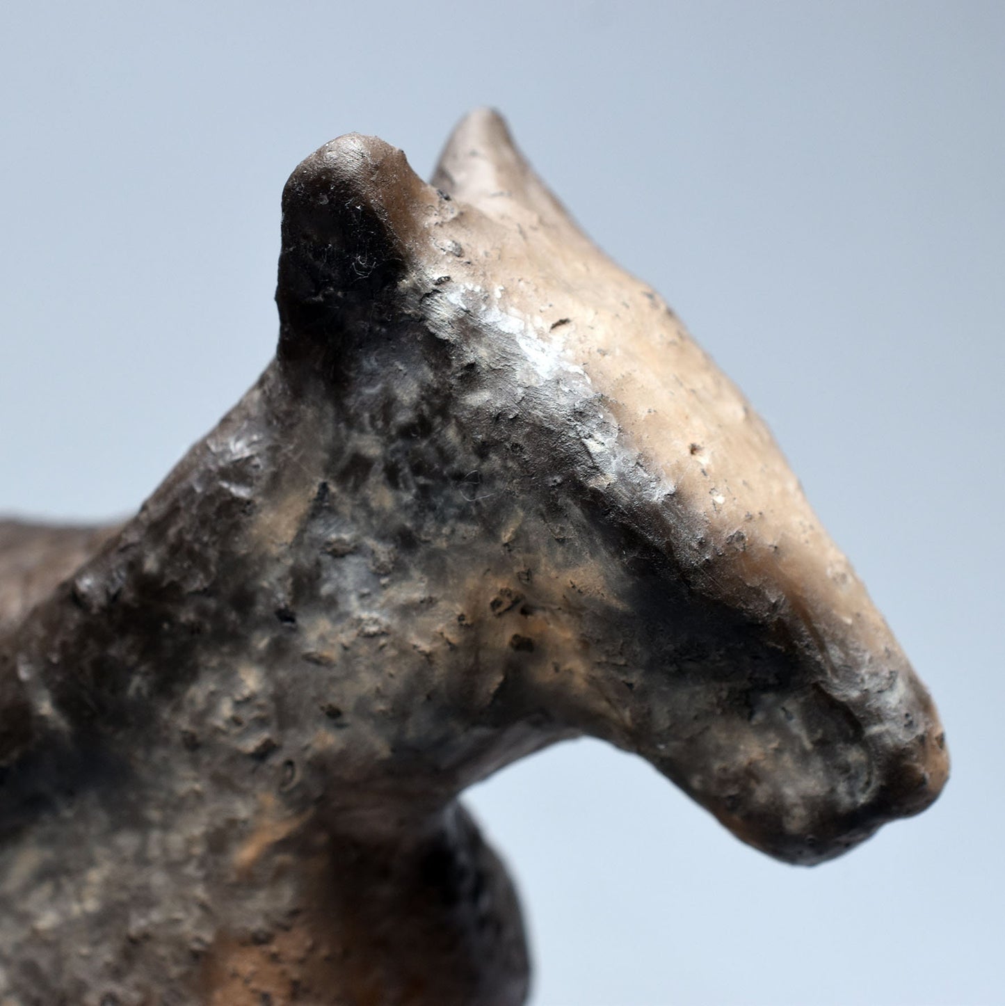 Magische Ton Skulptur Pferd - mystisch im Rauchbrand gefärbt - Dein Krafttier für Schutz und Spiritualität