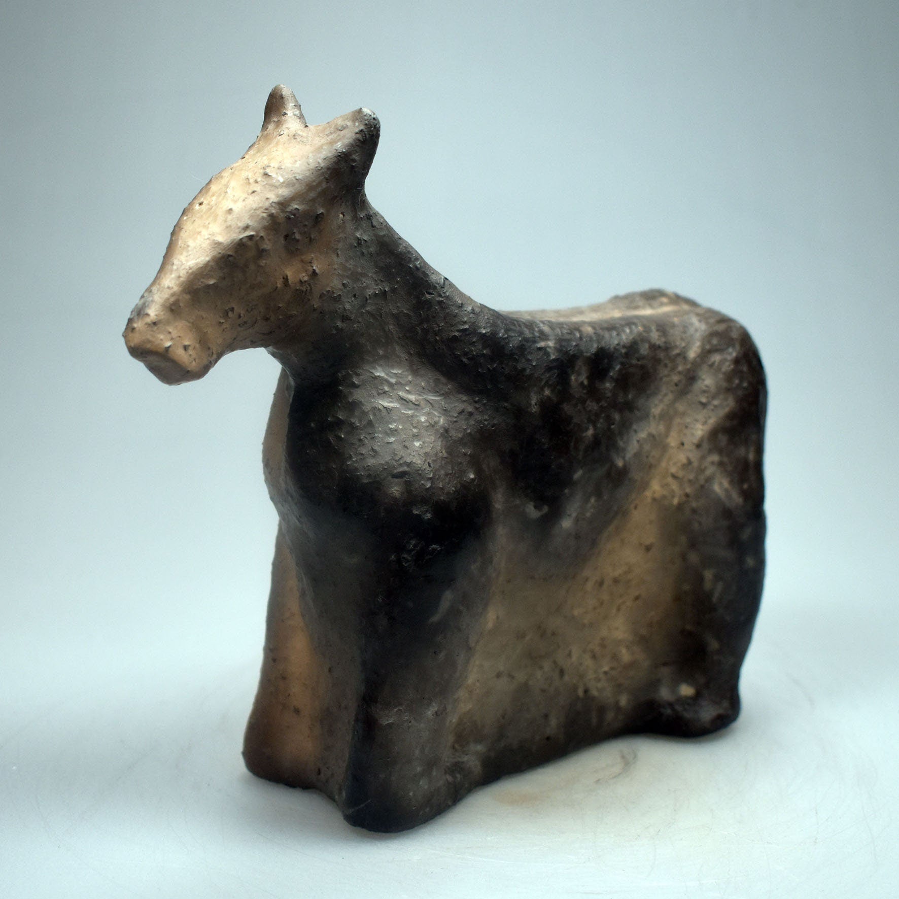 Magische Ton Skulptur Pferd - mystisch im Rauchbrand gefärbt - Dein Krafttier für Schutz und Spiritualität