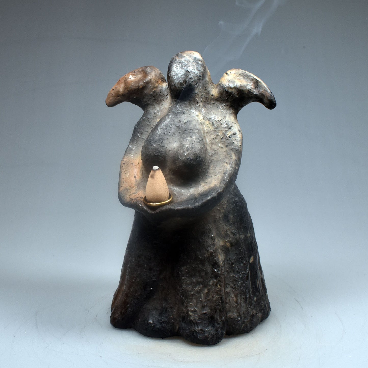 Handgefertigter Rückfluss-Räucherkegelhalter aus Ton - Die keltische Göttin Morrigan - Göttin der Finsternis - im Rauchbrand vollendet