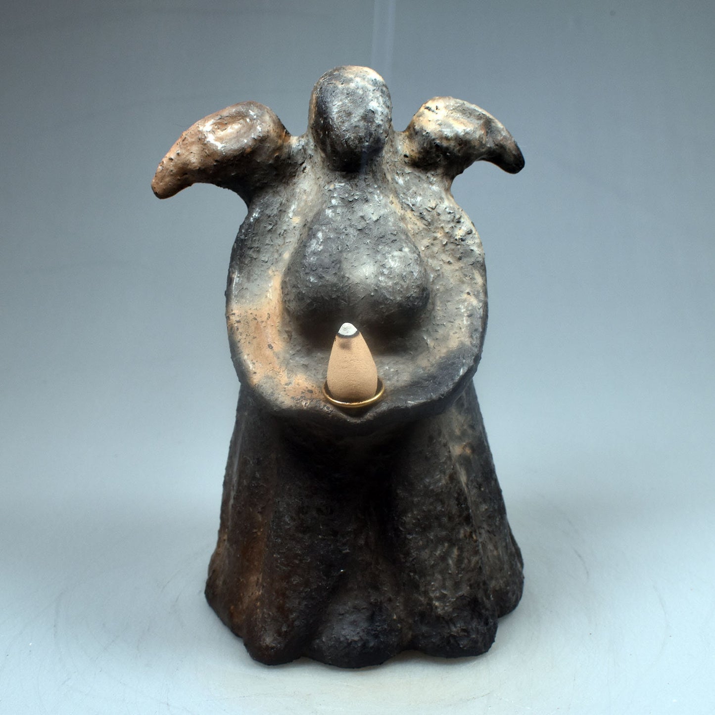 Handgefertigter Rückfluss-Räucherkegelhalter aus Ton - Die keltische Göttin Morrigan - Göttin der Finsternis - im Rauchbrand vollendet