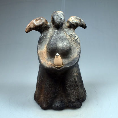 Handgefertigter Rückfluss-Räucherkegelhalter aus Ton - Die keltische Göttin Morrigan - Göttin der Finsternis - im Rauchbrand vollendet