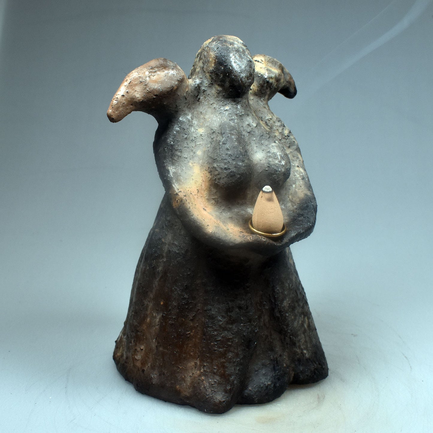 Handgefertigter Rückfluss-Räucherkegelhalter aus Ton - Die keltische Göttin Morrigan - Göttin der Finsternis - im Rauchbrand vollendet