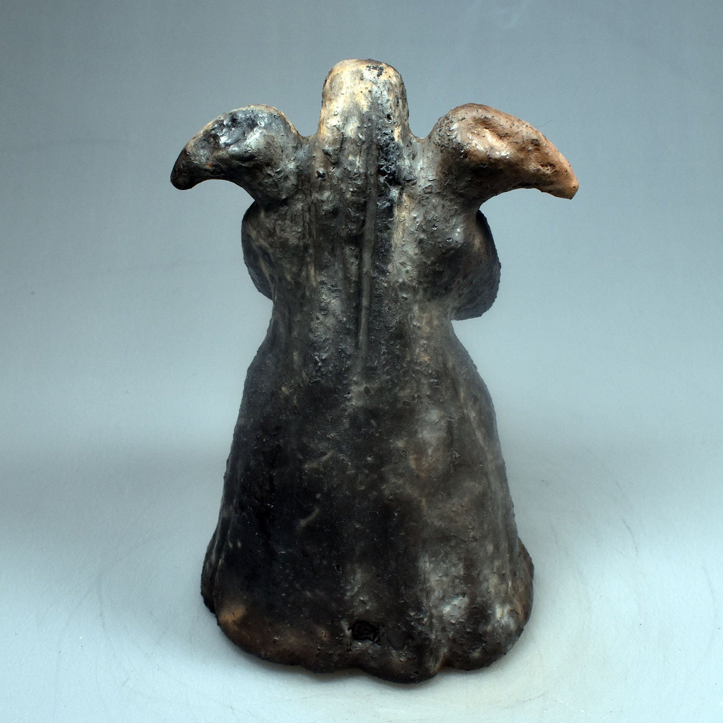 Handgefertigter Rückfluss-Räucherkegelhalter aus Ton - Die keltische Göttin Morrigan - Göttin der Finsternis - im Rauchbrand vollendet