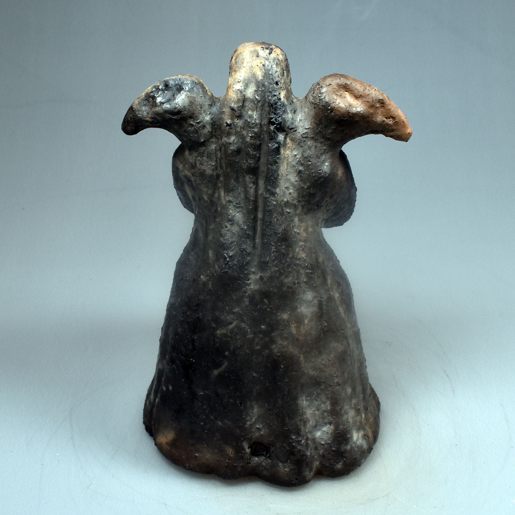 Handgefertigter Rückfluss-Räucherkegelhalter aus Ton - Die keltische Göttin Morrigan - Göttin der Finsternis - im Rauchbrand vollendet