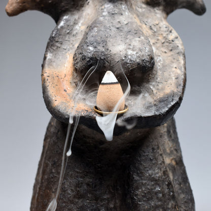 Handgefertigter Rückfluss-Räucherkegelhalter aus Ton - Die keltische Göttin Morrigan - Göttin der Finsternis - im Rauchbrand vollendet