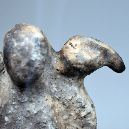 Handgefertigter Rückfluss-Räucherkegelhalter aus Ton - Die keltische Göttin Morrigan - Göttin der Finsternis - im Rauchbrand vollendet