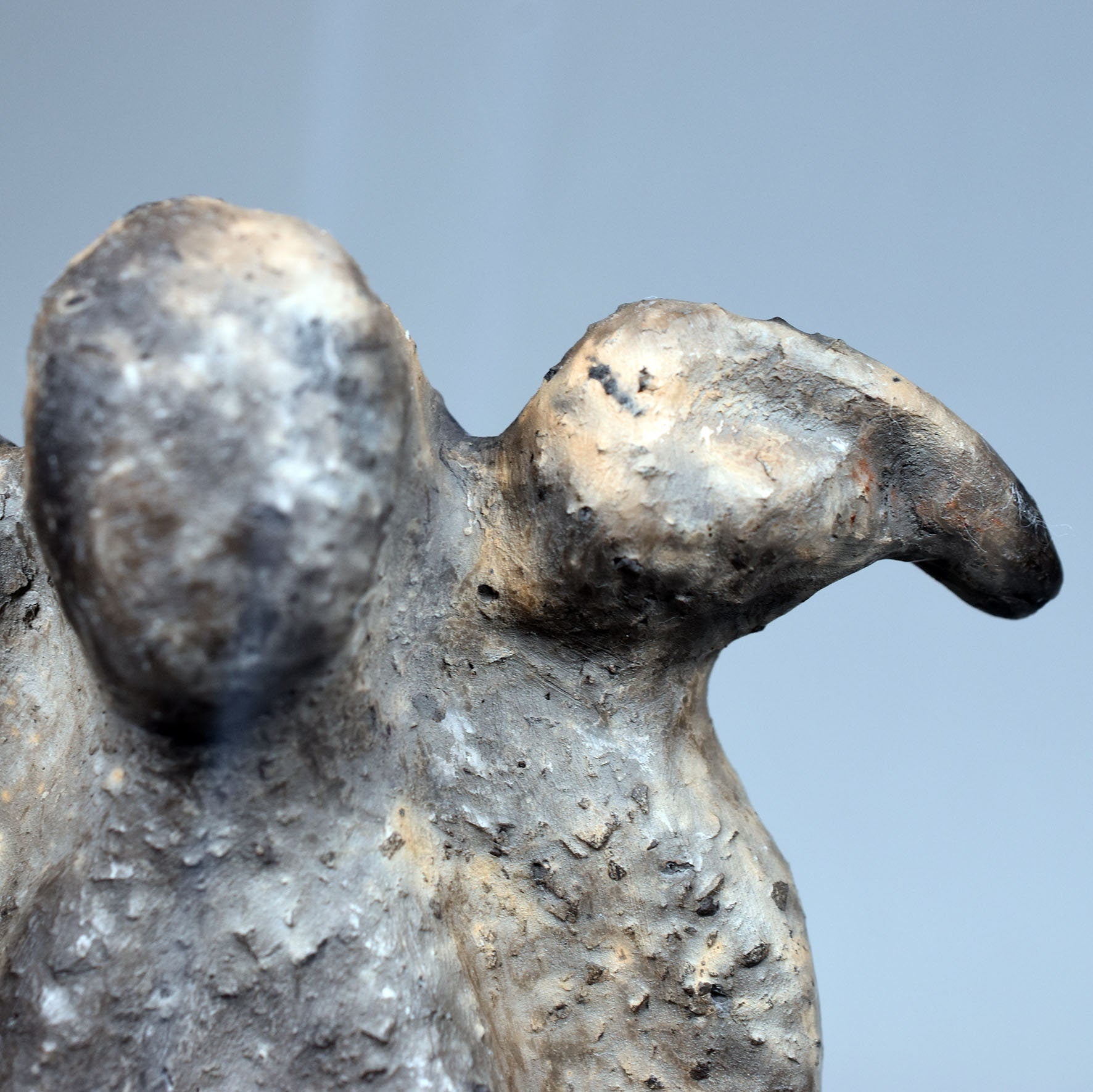 Handgefertigter Rückfluss-Räucherkegelhalter aus Ton - Die keltische Göttin Morrigan - Göttin der Finsternis - im Rauchbrand vollendet