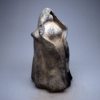 Mystische Frauenfigur aus Ton - im Rauchbrand vollendet - Spirituelle Dekoration für weibliche Magie - ideal als Altargegenstand