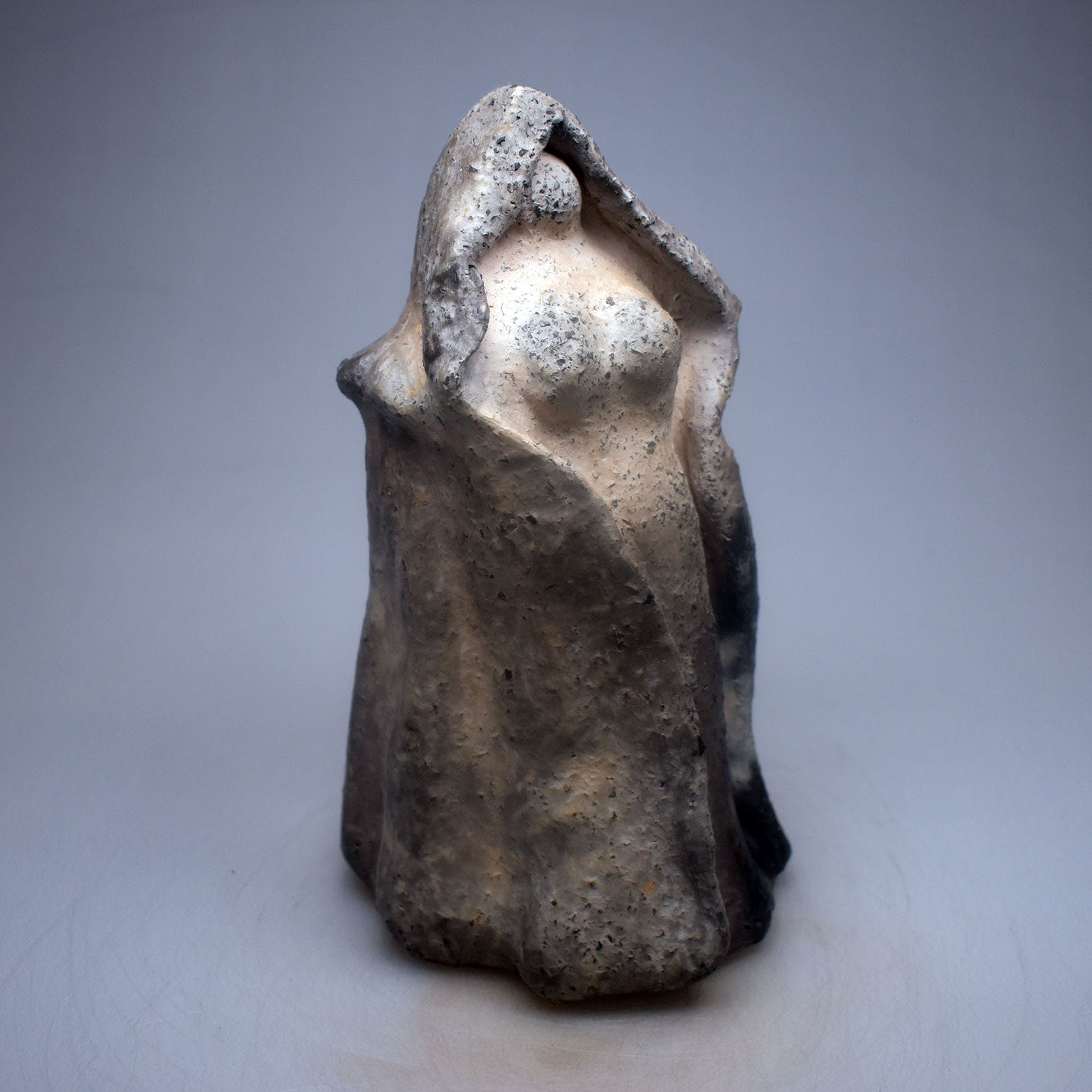 Mystische Frauenfigur aus Ton - im Rauchbrand vollendet - Spirituelle Dekoration für weibliche Magie - ideal als Altargegenstand