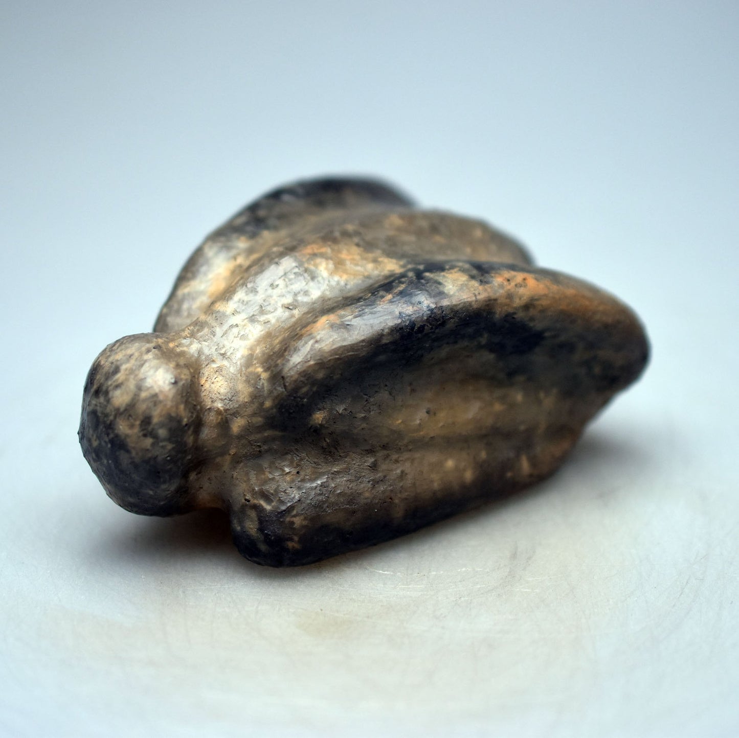 Prähistorisch inspirierte versteinerte Fliege Skulptur - handgefertigt aus Naturton und im traditionellen Rauchbrand veredelt