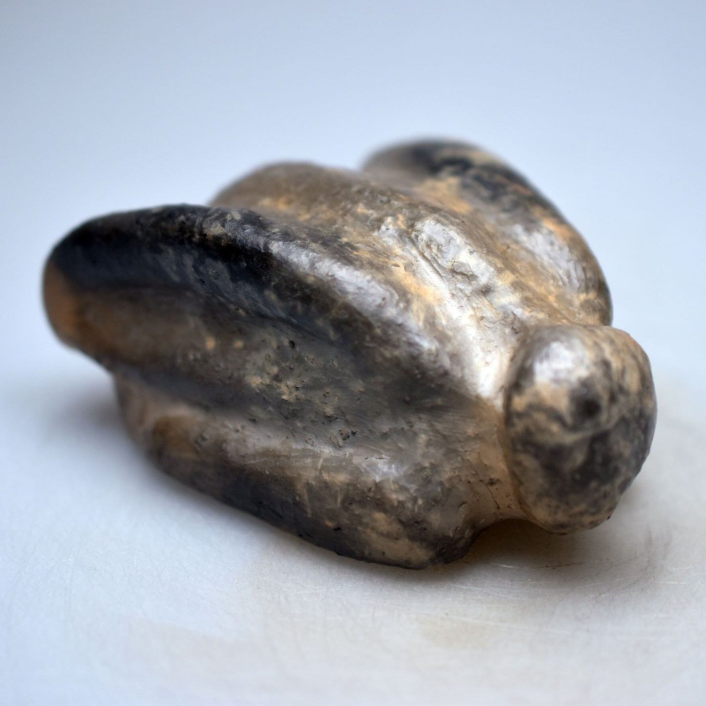 Prähistorisch inspirierte versteinerte Fliege Skulptur - handgefertigt aus Naturton und im traditionellen Rauchbrand veredelt