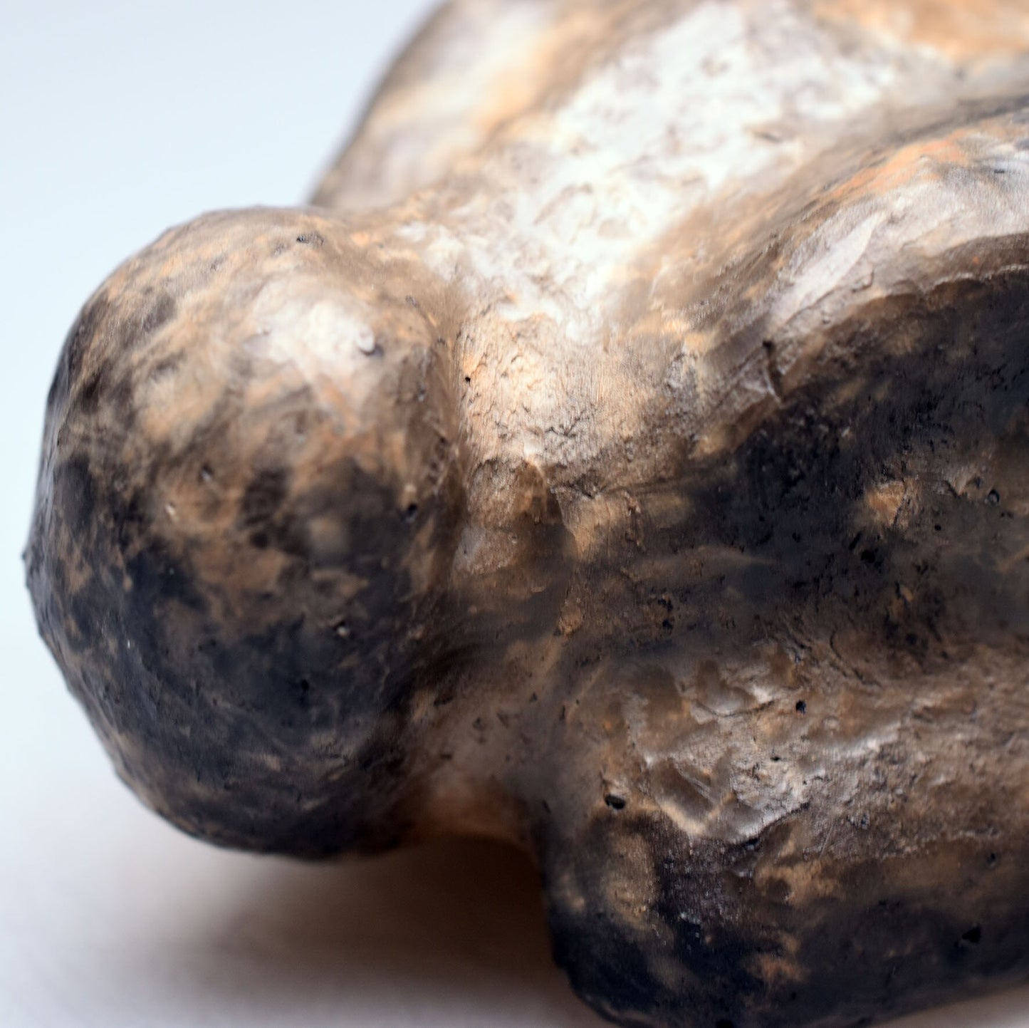 Prähistorisch inspirierte versteinerte Fliege Skulptur - handgefertigt aus Naturton und im traditionellen Rauchbrand veredelt