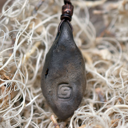 Handgefertigtes Amulett Talisman - Odin - Einzigartiger Rauchbrand-Ton, Spiritueller Nordischer Schmuck