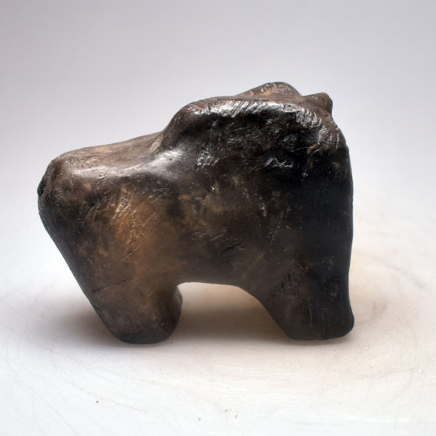 Prähistorisch inspirierte Bison Skulptur– Höhlenmalerei Replik aus Naturton und im Rauchbrand geboren