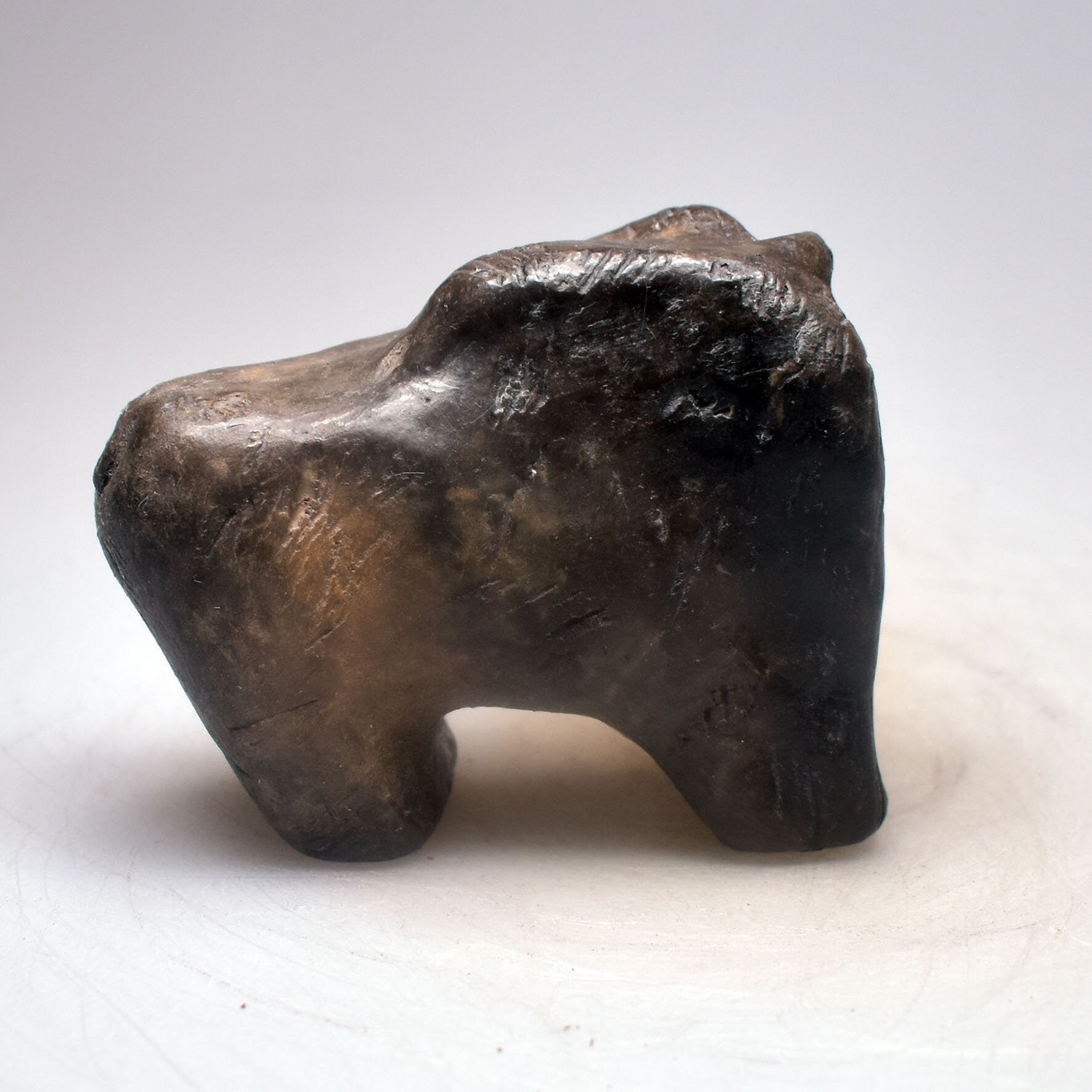 Prähistorisch inspirierte Bison Skulptur– Höhlenmalerei Replik aus Naturton und im Rauchbrand geboren