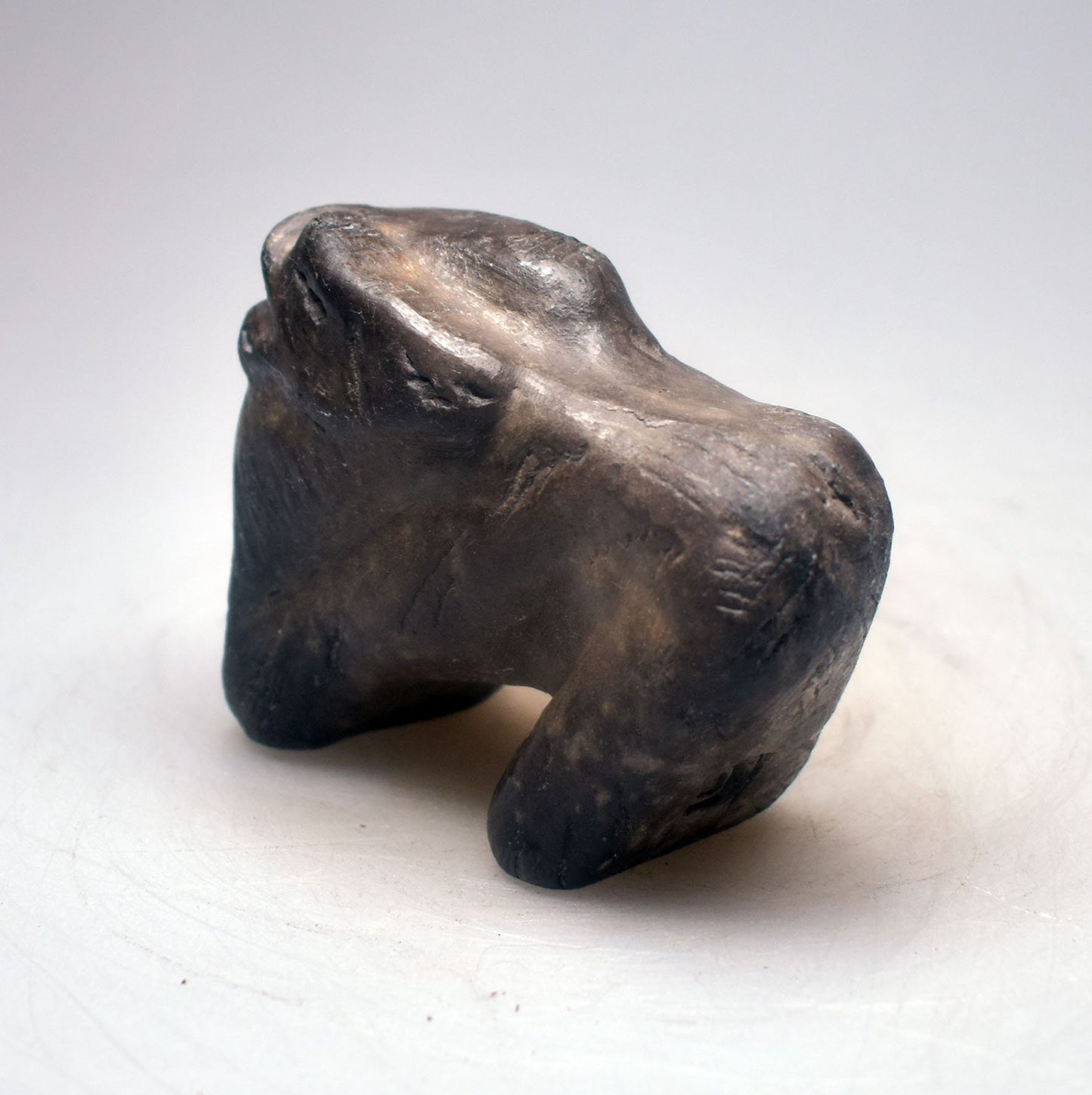 Prähistorisch inspirierte Bison Skulptur– Höhlenmalerei Replik aus Naturton und im Rauchbrand geboren