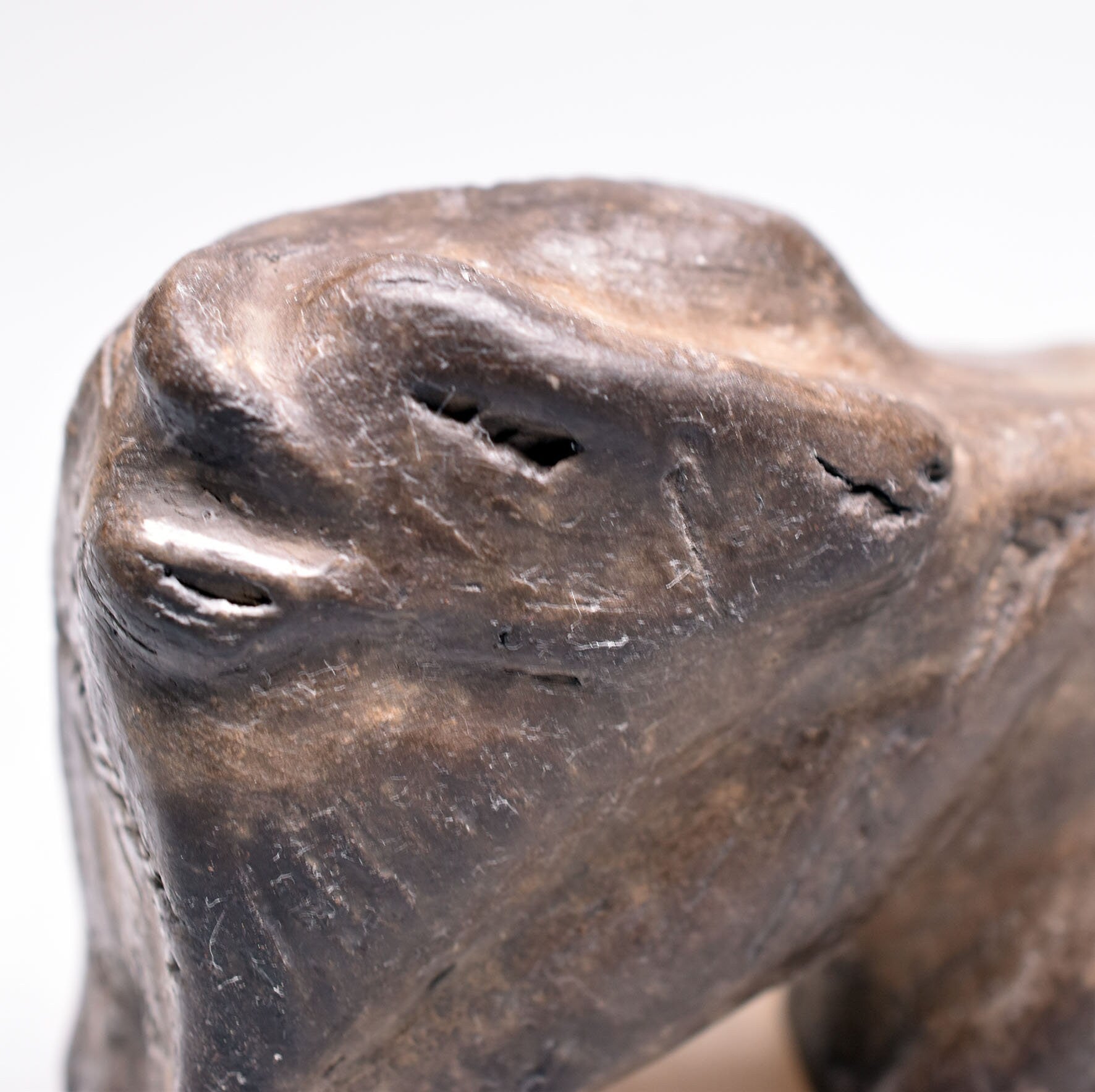 Prähistorisch inspirierte Bison Skulptur– Höhlenmalerei Replik aus Naturton und im Rauchbrand geboren