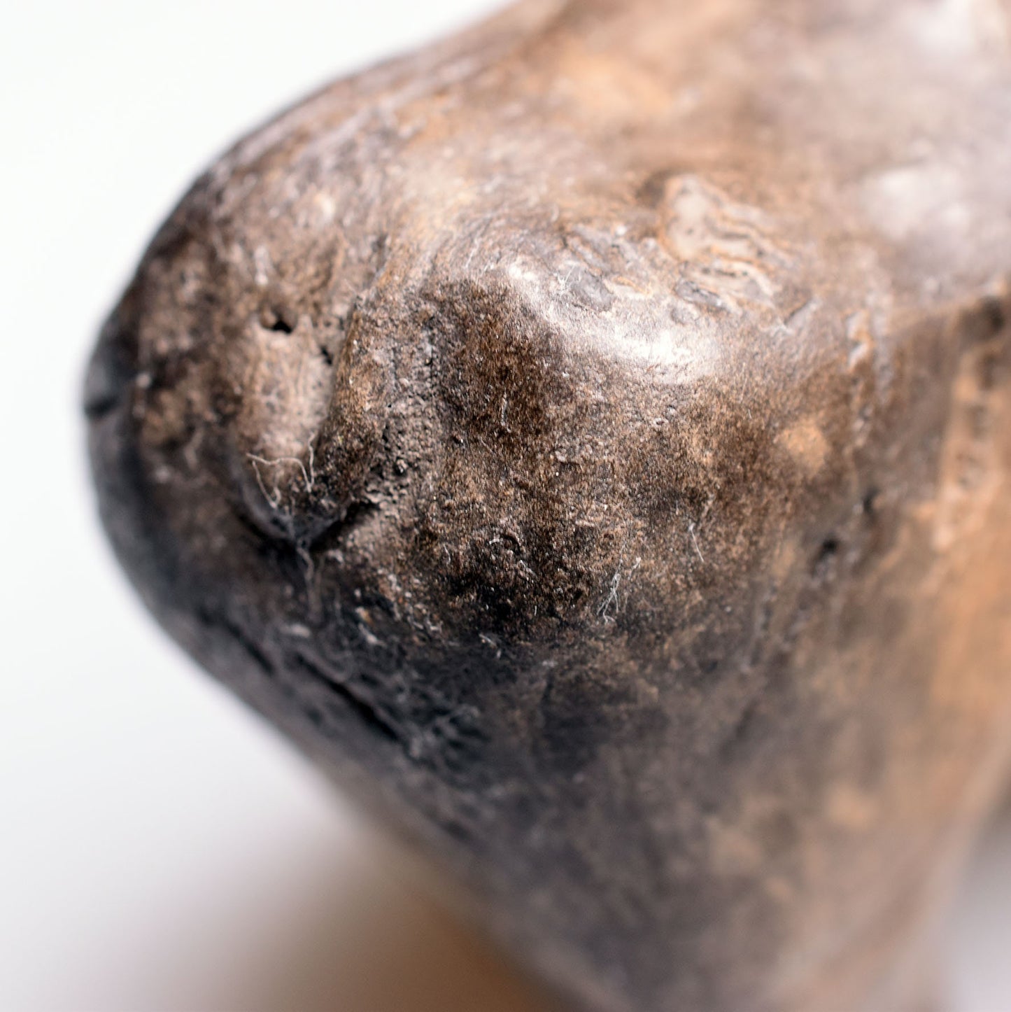 Prähistorisch inspirierte Bison Skulptur– Höhlenmalerei Replik aus Naturton und im Rauchbrand geboren