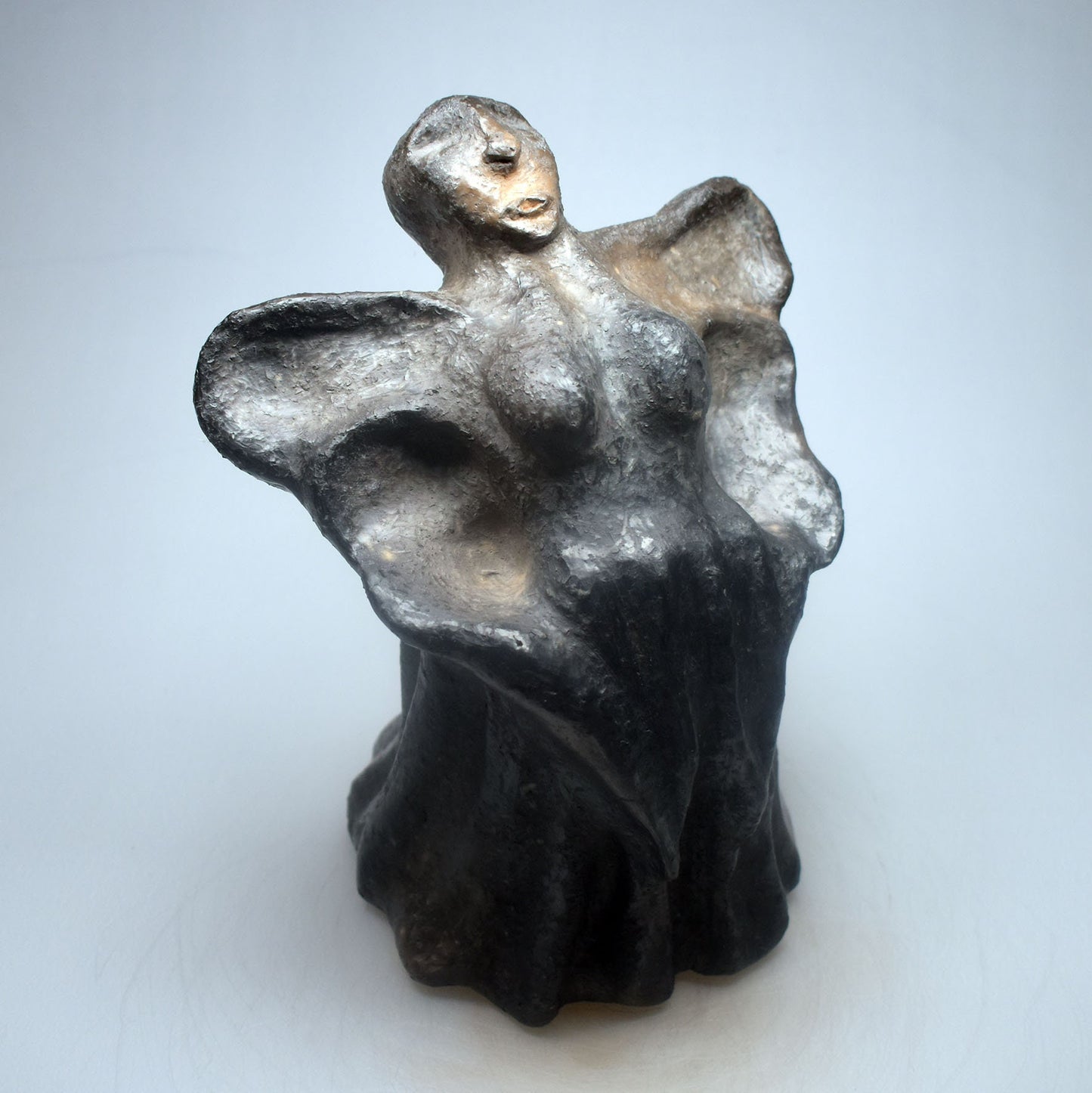 Mystische Dunkler Engel Figur - Rustikale Ton Statue für spirituelle Räume - im Rauchbrandverfahren gefärbt