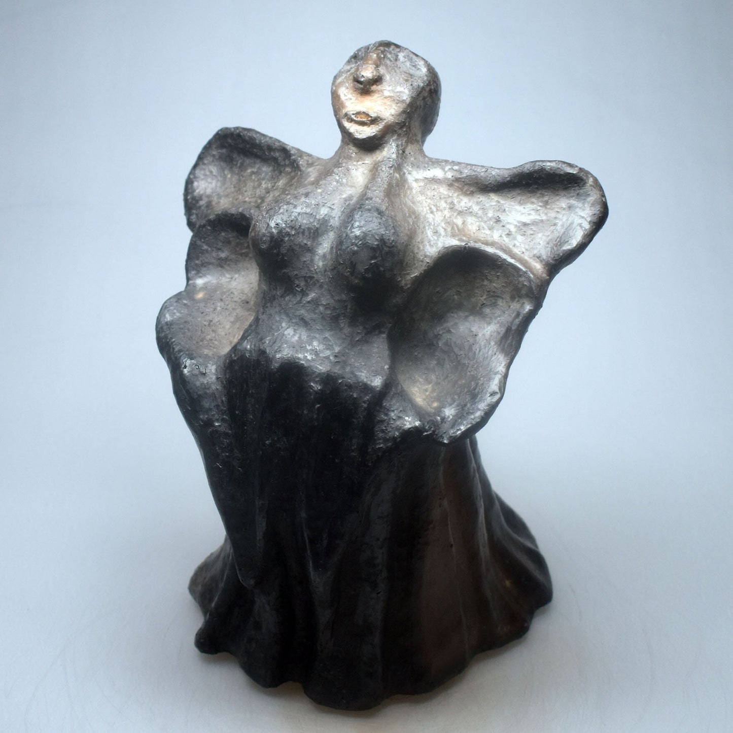 Mystische Dunkler Engel Figur - Rustikale Ton Statue für spirituelle Räume - im Rauchbrandverfahren gefärbt