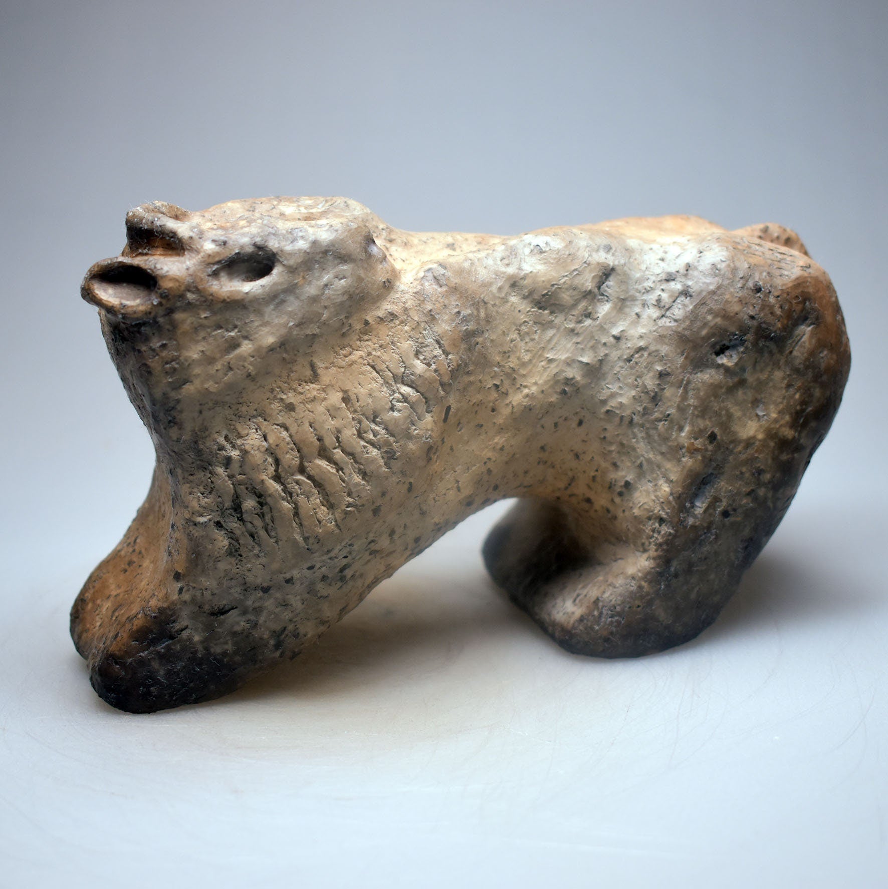 Prähistorisch inspirierte Bison Skulptur– Höhlenmalerei Replik aus Naturton und im Rauchbrand geboren