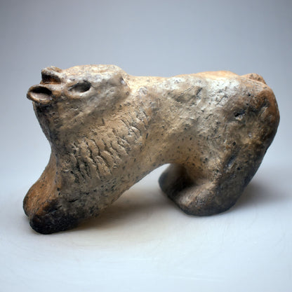 Prähistorisch inspirierte Bison Skulptur– Höhlenmalerei Replik aus Naturton und im Rauchbrand geboren