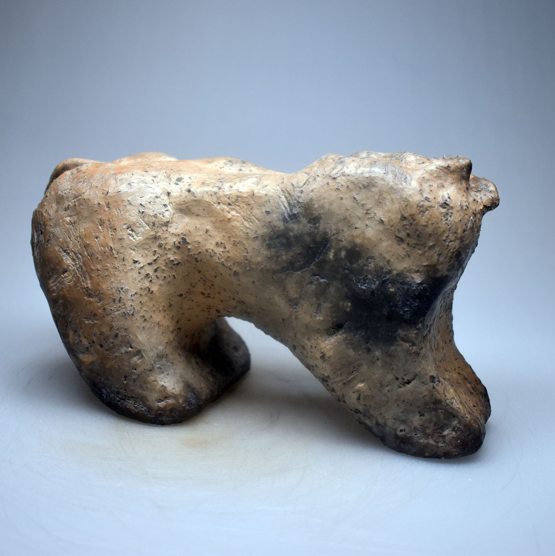 Prähistorisch inspirierte Bison Skulptur– Höhlenmalerei Replik aus Naturton und im Rauchbrand geboren