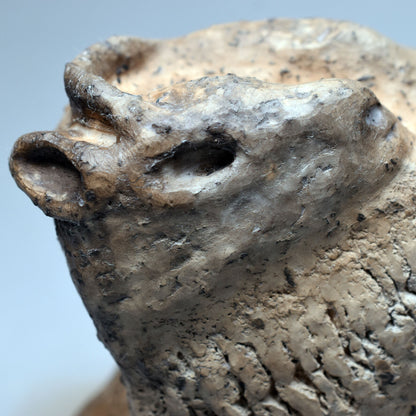 Prähistorisch inspirierte Bison Skulptur– Höhlenmalerei Replik aus Naturton und im Rauchbrand geboren