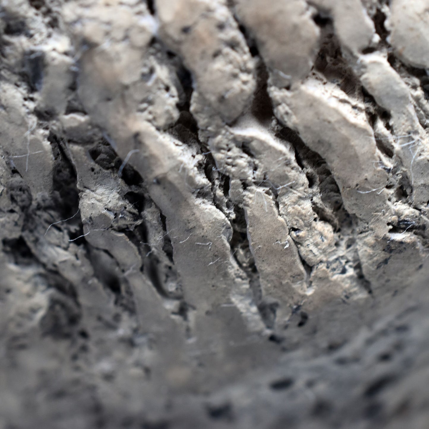 Prähistorisch inspirierte Bison Skulptur– Höhlenmalerei Replik aus Naturton und im Rauchbrand geboren