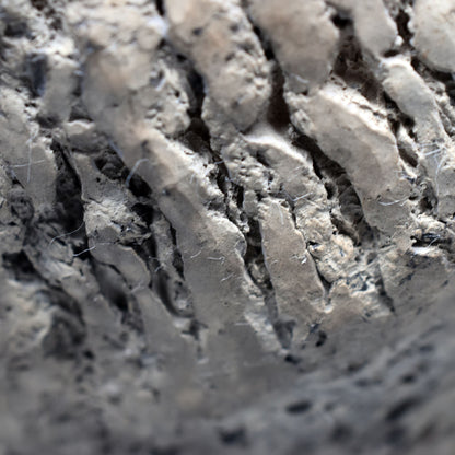 Prähistorisch inspirierte Bison Skulptur– Höhlenmalerei Replik aus Naturton und im Rauchbrand geboren